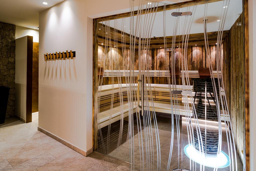 Hotel Alaska เซลวาดีวัลการ์เดนา ภายนอก รูปภาพ