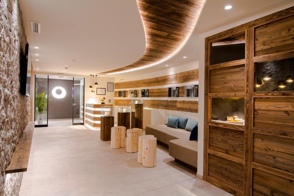 Hotel Alaska เซลวาดีวัลการ์เดนา ภายนอก รูปภาพ