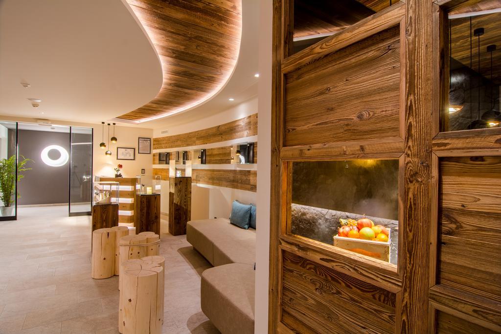 Hotel Alaska เซลวาดีวัลการ์เดนา ภายนอก รูปภาพ