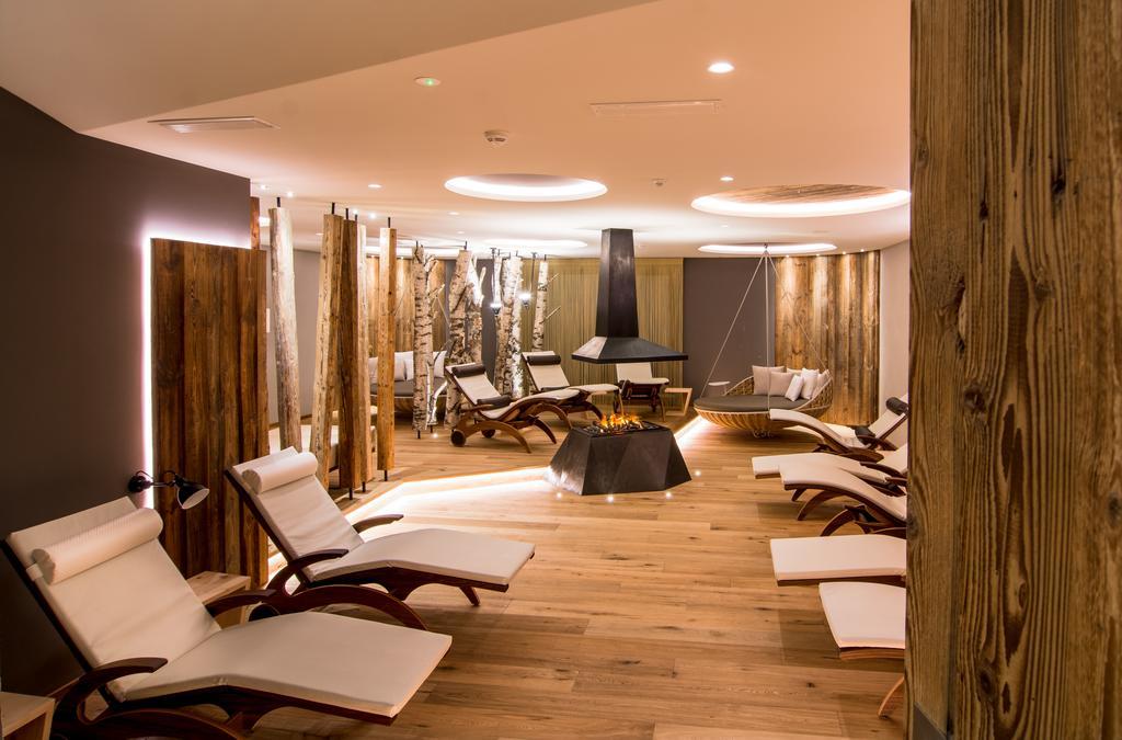 Hotel Alaska เซลวาดีวัลการ์เดนา ภายนอก รูปภาพ