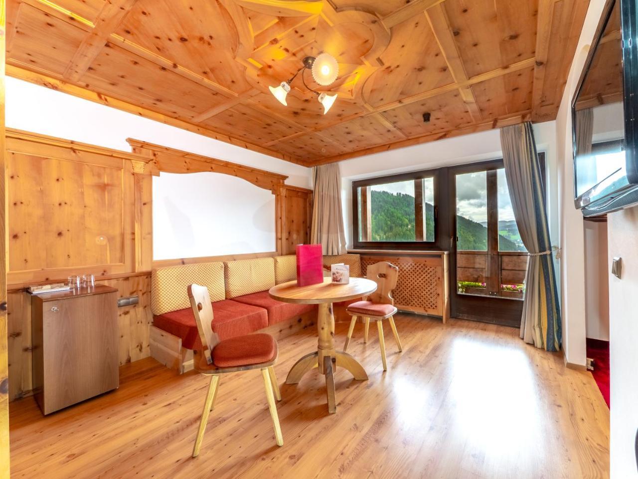 Hotel Alaska เซลวาดีวัลการ์เดนา ภายนอก รูปภาพ