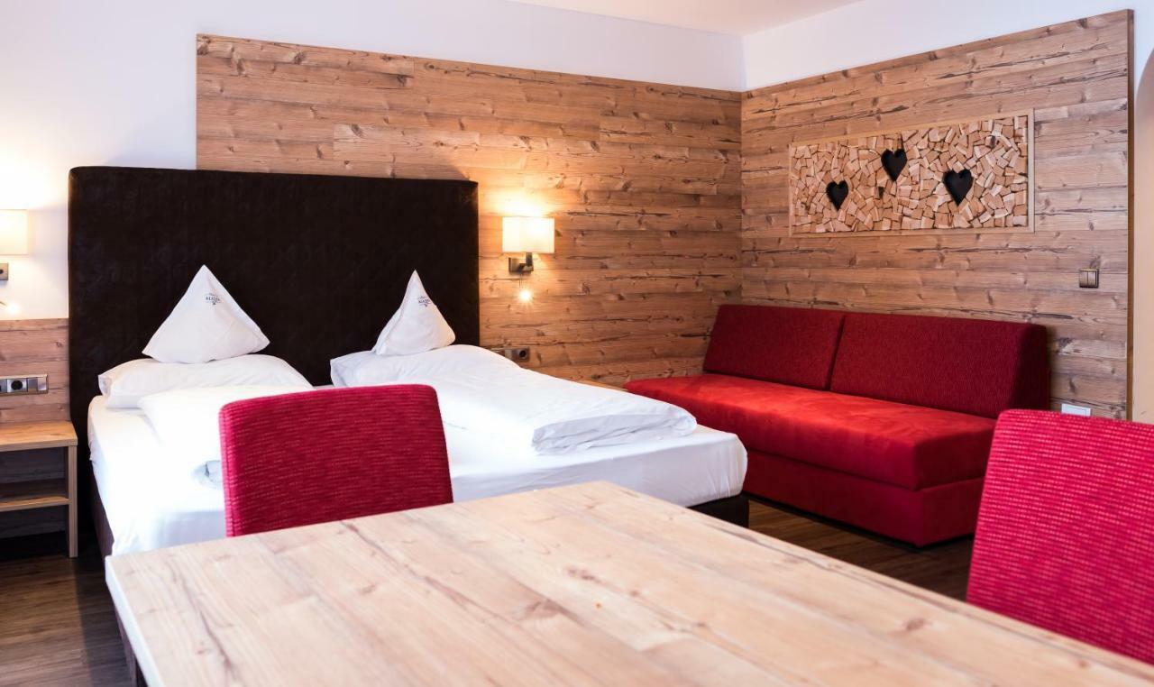 Hotel Alaska เซลวาดีวัลการ์เดนา ภายนอก รูปภาพ