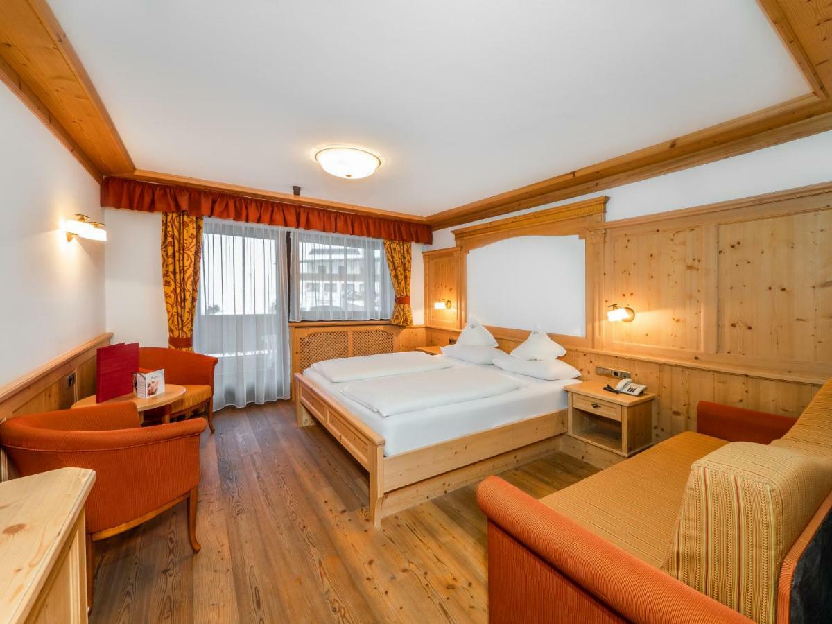Hotel Alaska เซลวาดีวัลการ์เดนา ภายนอก รูปภาพ